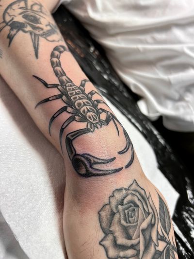 Black and grey scorpion made every better with a great placement ✨ #blackandgreytattoo #blackandgrey #scorpiontattoo #scorpion #handtattoo #traditionaltattoo #oldschool