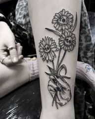 #witchytattoo #witchtattoo #darkart #blackworks #blacktattoo #dark #goth #witchcraft #occult #flowers #flowerstattoo #skull #skulltattoo #cooltattoo #girlietattoo #handtattoo