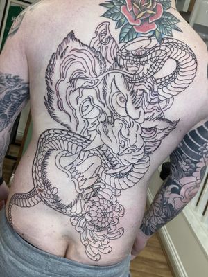 Took a break from his sleeve to start his backpiece - thanks @dillon.keenan !
Sends a message to book in at @lifestooshort.studio and @limerick_tattoo_convention 
#backpiecetattoo #backpiece #tigertattoo #snaketattoo #traditionaltattoos #tradtattoos #dublintattoo #dublintattoostudio #dublintattoosrtist #japanesetattoo #japanesetattoos #irezumi #irezumitattoo #tattooartist