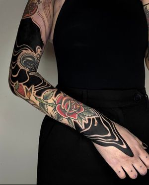 Superb combination of colour tattoos and black suminagashi background! Partial cover up full sleeve in progress by our resident @o.s.c.r.tttst for other resident of ours @nicole__tattoo 
Books/info in our Bio: @southgatetattoo 
•
•
•
#suminagashi #fullsleevetattoo #workinprogress #suminagashitattoo #neotrad #darkart #southgatepiercing #southgatetattoo #london #southgate #londontattoo #sgtattoo #londontattooartist