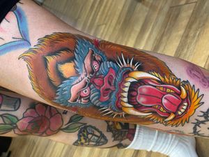 Check out this Mandrill on the kneecap for our brand new front of house @justcallmeaims in @lifestooshort.studio ! This one took two sessions 😎 Outlines are healed and everything else is fresh ! #mandrill #mandrilltattoo #baboon #baboontattoo #kneetattoo #kneetattoos #kneecaptattoo #traditionaltattoo #traditionaltattoos #dublintattoo #dublintattoos #dublintattoostudio #dublintattooartist 