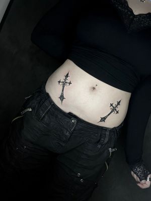 First tattoo for Matilde, custom gothic crosses by our resident @fla_ink 
Books/info in our Bio: @southgatetattoo 
•
•
•
#crosstattoo #crossestattoo #gothiccross #gothiccrosses #bellytattoo #londontattooartist #southgatetattoo #london #londontattoo #southgatepiercing #sgtattoo #southgate