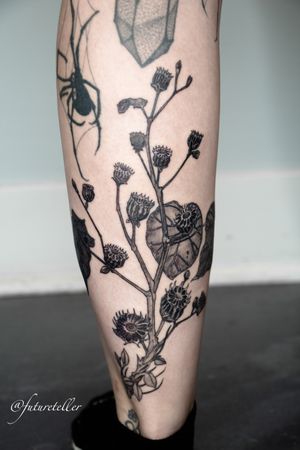 Grace your lower leg with Gifford Kasen's black and gray botanical design, a masterpiece blending beauty and nature.