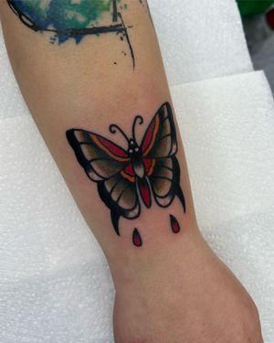Cute traditional butterfly by our resident @nicole__tattoo 
Books/info in our Bio: @southgatetattoo 
•
•
•
#butterflytattoo #traditionaltattoo #traditionalbutterfly #traditionalbutterflytattoo #sgtattoo #southgatetattoo #northlondontattoo #londontattoostudio #londontattoo #southgatepiercing