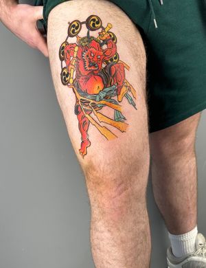 A stunning Japanese tattoo of the god of thunder Raijin and god of wind Fujin, beautifully executed by artist Hansol Jung on the upper leg.
