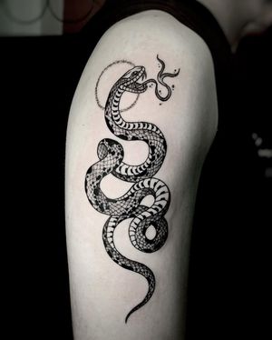 Cool snake under boob wrap 🐍 @nomanslandtattoo . . . #tattoo #tattoos  #blackandgreytattoos #blackandgreytattoo #tattooideas #colorta