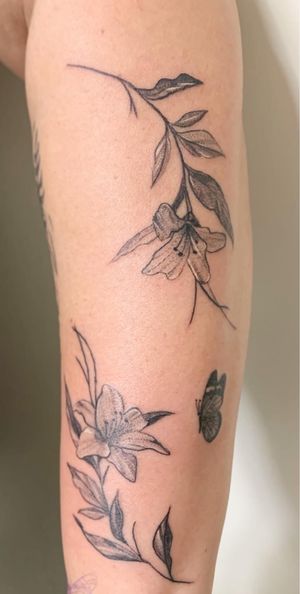 Primeira sessão desse floral que amei! 🌺💖🦋 #tattoo #ink #tatuagem #lirio #floral #borboleta #dotspeed #pretoecinza #details 