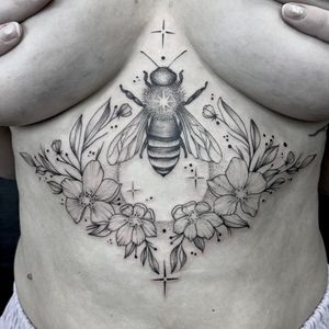 Underboob bee with flowers and stars