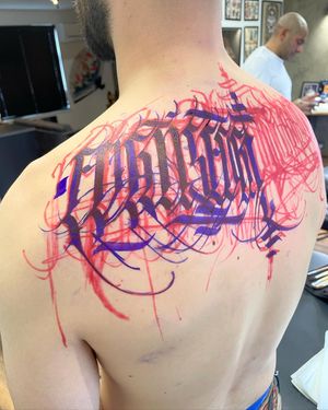 Freehand custom lettering on the back by our resident @o.s.c.r.tttst 
Books/info in our Bio: @southgatetattoo 
•
•
•
#letteringtattoo #lettering #darklettering #freehandletteringtattoo #freehandlettering #londontattoostudio #londontattoo #southgatetattoo #sgtattoo #southgatepiercing #northlondontattoo