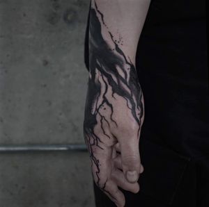 Elegant forearm tattoo featuring a mesmerizing blackwork pattern done by the talented artist Rachel Aspe at Bellatrix Tattoo.
