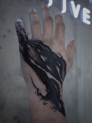 A stunning blackwork pattern tattoo on the hand by Rachel Aspe from Bellatrix Tattoo.