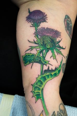 Beautiful flower design on the upper arm, created by artist Gifford Kasen.