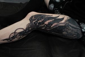 A stunning pattern tattoo on the upper leg, executed in blackwork style by the talented artist Gifford Kasen.