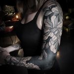 Flowers on black #flowersonblack #blackouttattoo #fullblacktattoo
