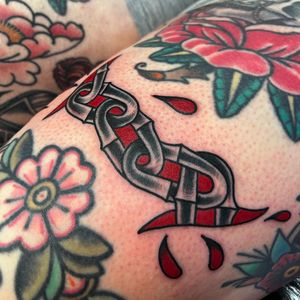 Check out this stunning traditional chain motif tattoo on the upper leg, done by the talented artist Carlos Zucato!