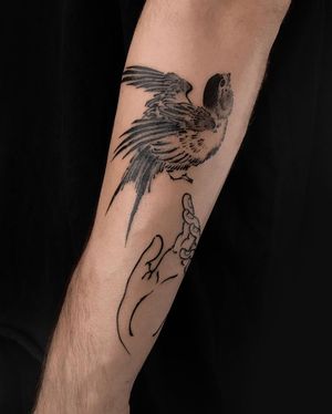 Elegant blackwork tattoo of a bird on the forearm, expertly done by FKM TATTOO.
