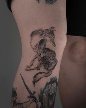 Elegant black and gray fox design by FKM TATTOO, intricately placed on the knee for a unique and stylish look.