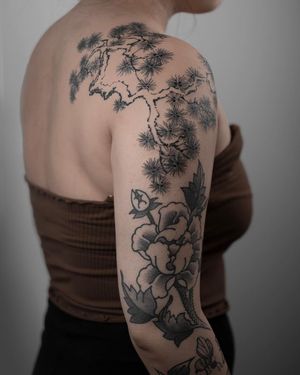 Get a stunning upper back tattoo of a detailed tree design by FKM TATTOO, blending blackwork and illustrative styles seamlessly.