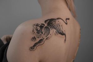 Impressive black and gray Japanese tiger tattoo on upper back by FKM TATTOO.