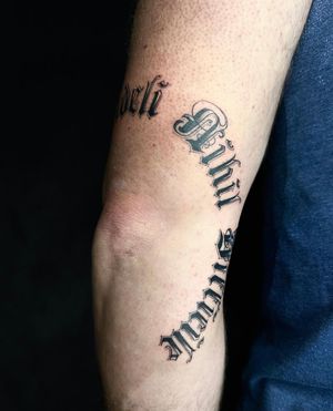 'Forti et fideli nihil difficile' custom elbow lettering project by our resident @cat_vaska116 
Books/info in our Bio: @southgatetattoo 
•
•
•
#fortietfidelinihildifficile #lettering #letteringtattoo #elbowtattoo #southgatepiercing #londontattoo #northlondontattoo #sgtattoo #southgatetattoo #londontattoostudio