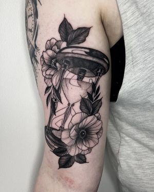 • Hour glass • blackwork project with incorporated flowers by our resident @nsmactattoos 
Books/info in our Bio: @southgatetattoo 
•
•
•
#hourglasstattoo #hourglass #floraltattoos #blackworktattoos #northlondontattoo #southgatetattoo #londontattoostudio #londontattoo #sgtattoo #southgatepiercing
