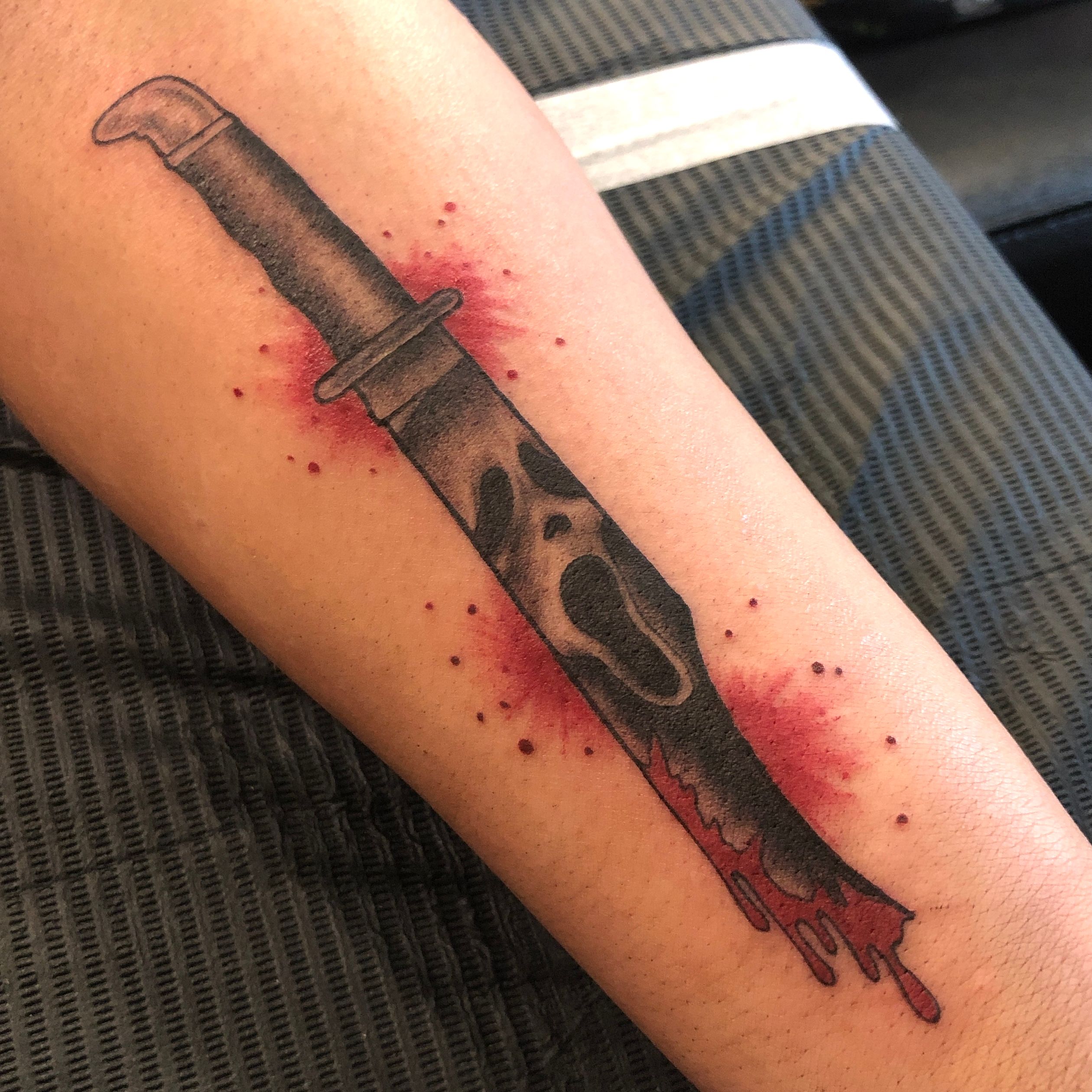 ☂️Jay Jorée☂️ en Instagram: “Fun one shot space themed crystal dagger! Done  up at @thirdeyegallery using the best @fusion_i… | Tatuajes chiquitos,  Tatuajes, Dibujos