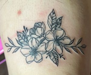 Tattoo floral feita na coxa ❤️