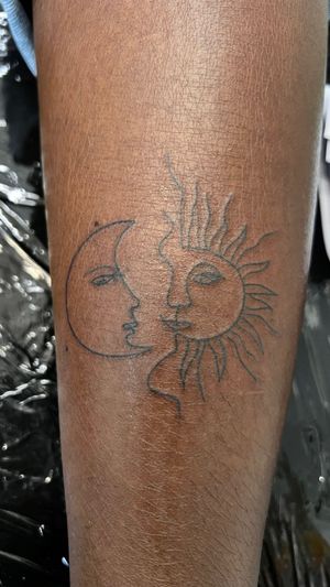 Fine Line Sun Moon Tattoo #finelinetattoo #finetattoo #sunmoontattoo #customtattoo #ambstracttattoo #finelinetattooartist #claudiafedorovici #onelinetattoo #minimalism 