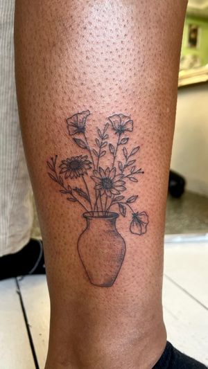 Fine Line Floral Tattoo #finelinetattoo #finetattoo #floraltattoo #customtattoo #claudiafedorovici #finelinetattooartist #minimalism #cutetattoos 