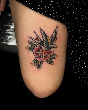 Two beautiful traditional flash designs by our resident @nicole__tattoo done @southgatetattoo for @small.and.spooky 🌺 Nicole is currently taking bookings for the end of April/May! Books/info in our Bio: @southgatetattoo • • • #crescentmoontattoo #swallowtattoo #rosetattoo #traditionaltattoo #traditionalswallow #northlondontattoo #southgatetattoo #londontattoostudio #sgtattoo #southgatepiercing #londontattoo
