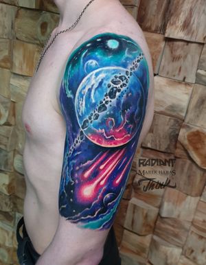 Marvel at Marek Unfamous Haras' new school realism tattoo featuring a captivating moon and planet design on the upper arm.