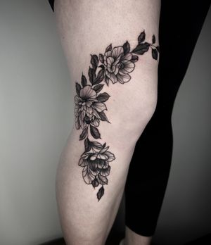 Floral knee piece, partial cover up with the bottom flower done by our resident artist @nsmactattoos 
Nermin has some availability next week and would love to do more of those! 
Books/info in our Bio: @southgatetattoo 
•
•
•
#floraltattoo #floraltattoos #coveruptattoo #coveruptattoos #flowers #kneetattoos #kneetattoo #floralkneetattoo #londontattoo #southgatepiercing #southgatetattoo #northlondontattoo #londontattoostudio #sgtattoo