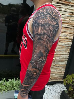 Tatuagem da parte de fora do braço. Arte de Odin com um viking é um corvo 