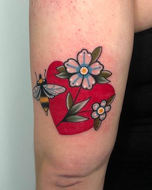 Lovely custom traditional piece by our resident @nicole__tattoo ❤️ 🐝 
Nicole has limited availability in April!
Get in touch! 
Books/info in our Bio: @southgatetattoo 
•
•
•
#hearttattoo #beetattoos #floraltattoos #heart #traditionaltattoo #traditionalart #traditional #londontattoo #londontattoostudio #sgtattoo #southgatepiercing #northlondontattoo #southgatetattoo