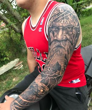 Tatuagem lado de fora do braço. Odin | Viking | corvo