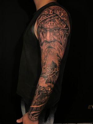 Fechamento de anti braço em dois dias. Arte de Odin com um viking e um corvo 