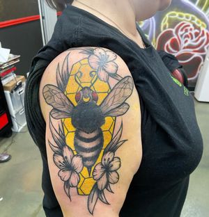 Custom bee tattoo done by Ant