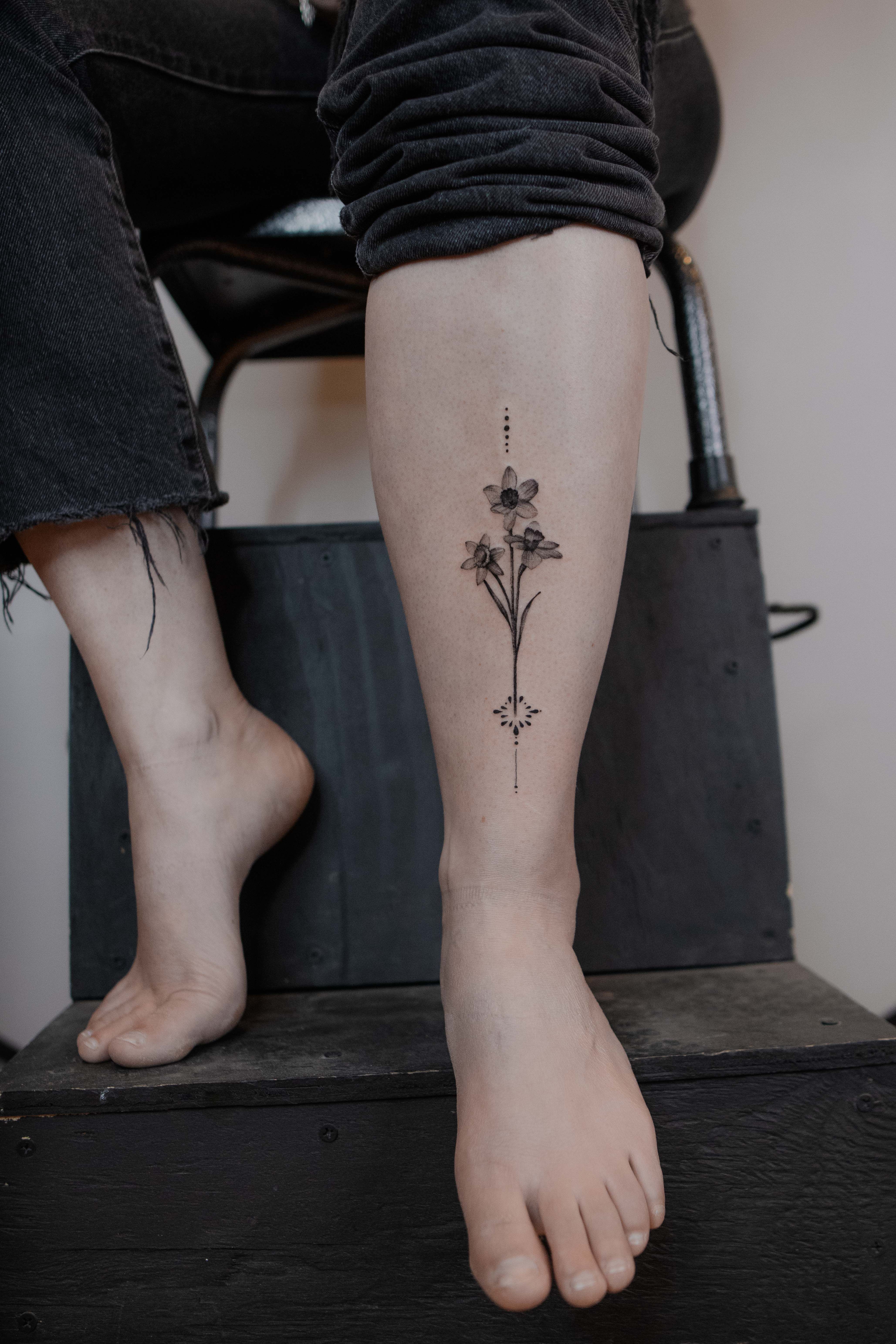 March Birth Month Flower: Daffodil Temporary Tattoo Birth Flower Outline  Tattoo Feminine Women Wildflower Wrist Floral Tattoo - Etsy