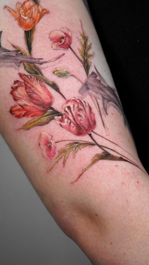 Experience the intricate detail of Viola's micro-realism style with this stunning tattoo featuring a shark alongside a delicate flower design.
