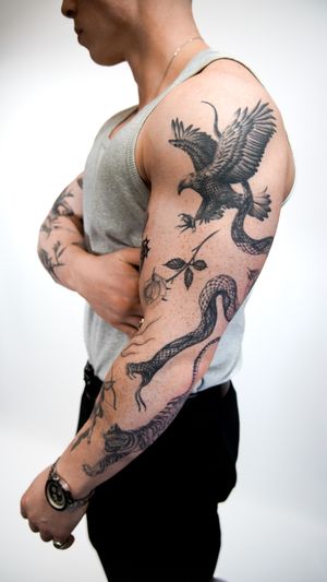 Delphin Musquet's black and gray tattoo depicts a majestic eagle in stunning detail on the upper arm.
