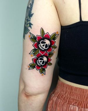 • Skull flowers • 
Cute traditional piece by our resident @nicole__tattoo 
Books/info in our Bio: @southgatetattoo 
•
•
•
#skullflower #southgatetattoo #londontattoostudio #sgtattoo #southgatepiercing