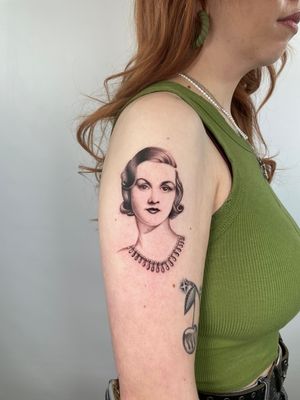 Elegant black and gray lady head portrait with intricate details and pearls on upper arm by Martin Rosenberg.