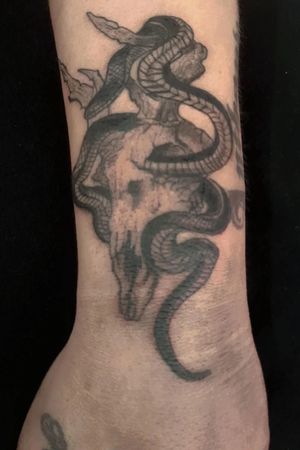 Sabías que un concepto de este diseño se basa en que la vida es frágil y corta, aunque su significado varía del cliente 💉🌺 . . . . . . #tatto #art #serpiente #skull #tattoart #fyp #sadryxxx #artist #artofday