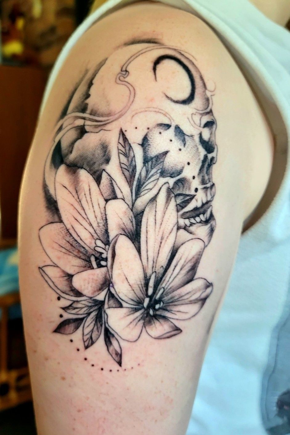 Minimalist wave and moon tattoo on the shoulder | Tattoos, Moon tattoo,  Simple tattoo designs