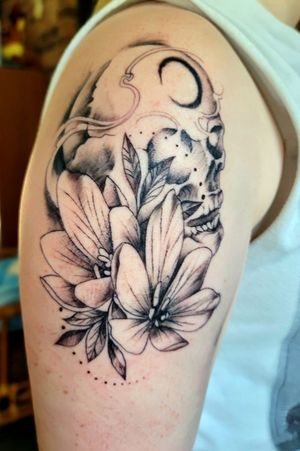 #skull #moon #flowers #feminine #arm #black #blackink #tattoo #shoulder 