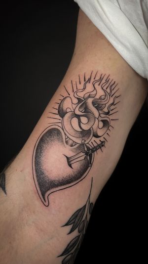 Experience the intricate beauty of dotwork in this illustrative sacred heart tattoo by renowned artist Kat Jennings.