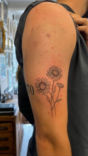 Small Floral Tattoo, Fine Line Tattoo,
#finelinetattoo, #floraltattoo, #finetattoo, #claudiafedorovici, #amsterdamtattooartist 