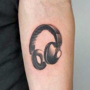 Headphones Tattoo by Jaris Ink
https://jarisink.com/