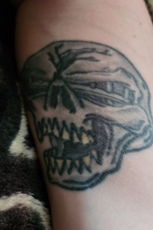 Would like to incorporate my profile picture into a sleeve and touch up this skull just by making the jail barz stand out more. Than I want a third skull with blue shards Stabbing through his skull