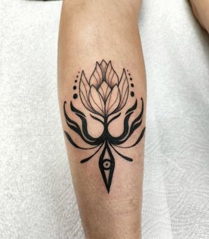 Experience the intricate beauty of Giada's blackwork floral tattoo design, blending geometric patterns with delicate flowers.